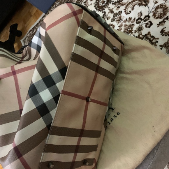 Luxurious Authentic Burberry Large Novacheck Tote - Picture 13 of 14